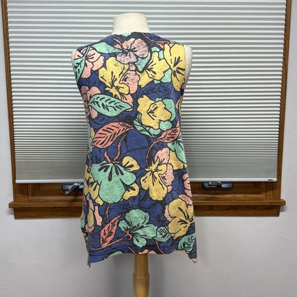 Nally & Millie Blue Floral Sleeveless Asymmetrical Shark Bite Hem V Neck Top - Picture 4 of 7